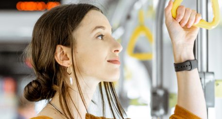 Imagen de chica en interior de bus mirando por la ventana