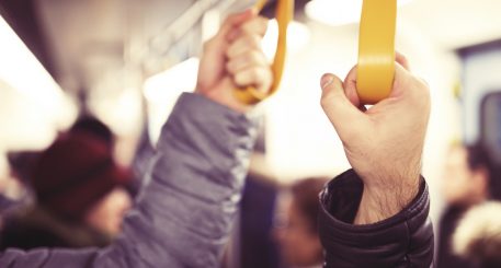 Imgen de personas dentro de un autobús.