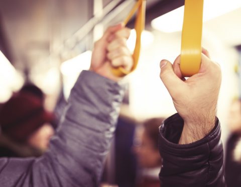 Imgen de personas dentro de un autobús.