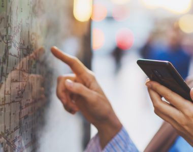 Dedo indicando una ubicación en un mapa