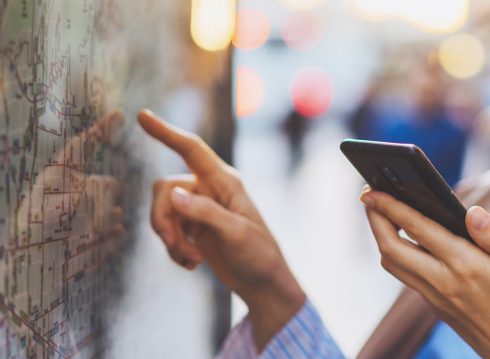 Dedo indicando una ubicación en un mapa