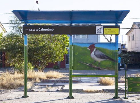 Paradero intervenido con "ideas en tu paradero"