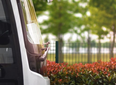 Parte delantera de un bus con fondo de parque