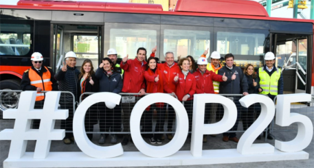 Ministra Gloria Hutt com funcionários vermelhos