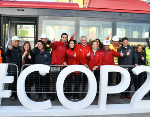 Ministra Gloria Hutt con empleados de Red