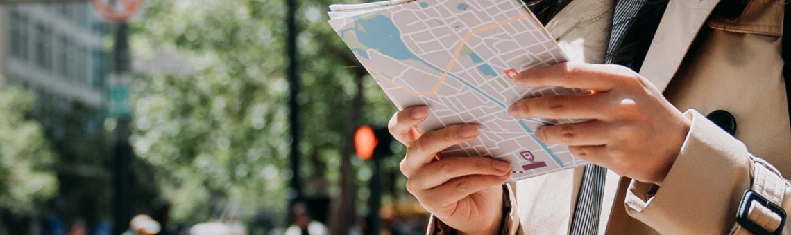 Mulher consultando um mapa