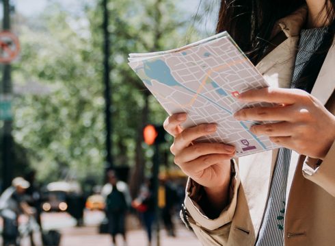 Mulher consultando um mapa