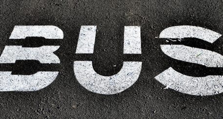 Asfalto con la palabra Bus pintada de blanco