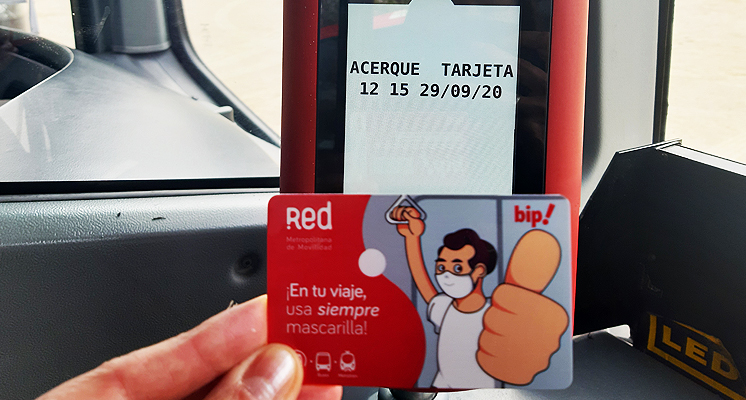 nueva versión de la tarjeta bip! en la que se resalta la importancia del uso correcto de la mascarilla