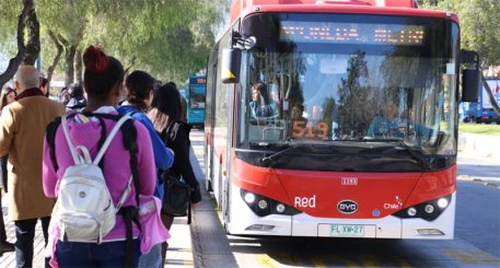 Pessoas esperando no paradeiro para a chegada de um ônibus