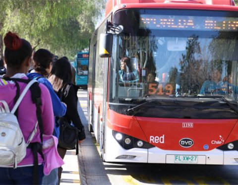 Personas esperando en paradero la llegada de un bus