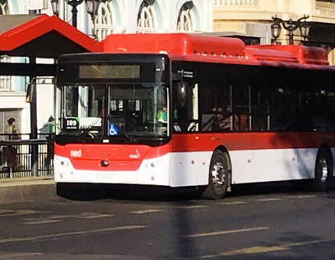 Bus en paradero renovado