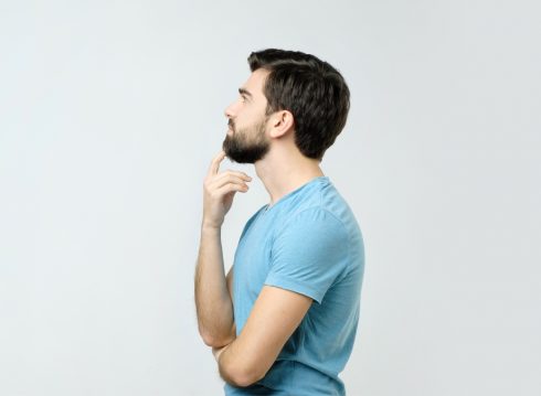 Hombre en actitud de cuestionarse preguntas