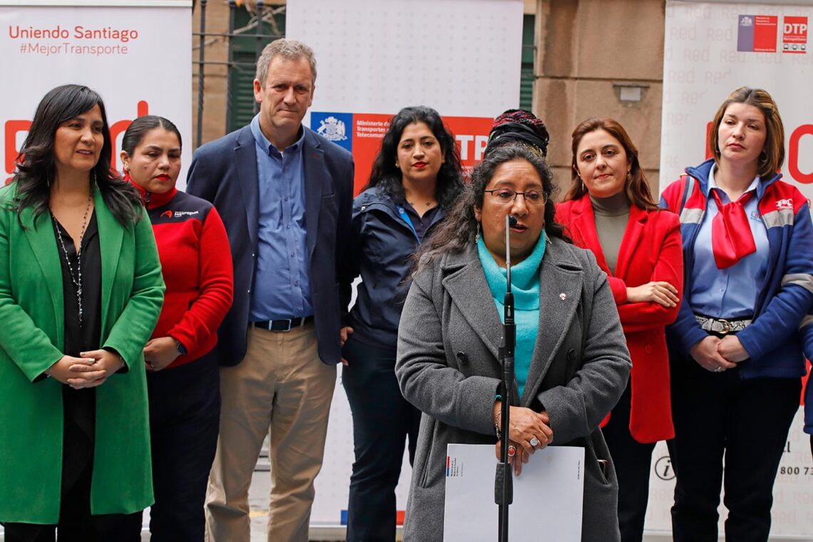 Histórico aumento de conductoras de buses del transporte público en Santiago