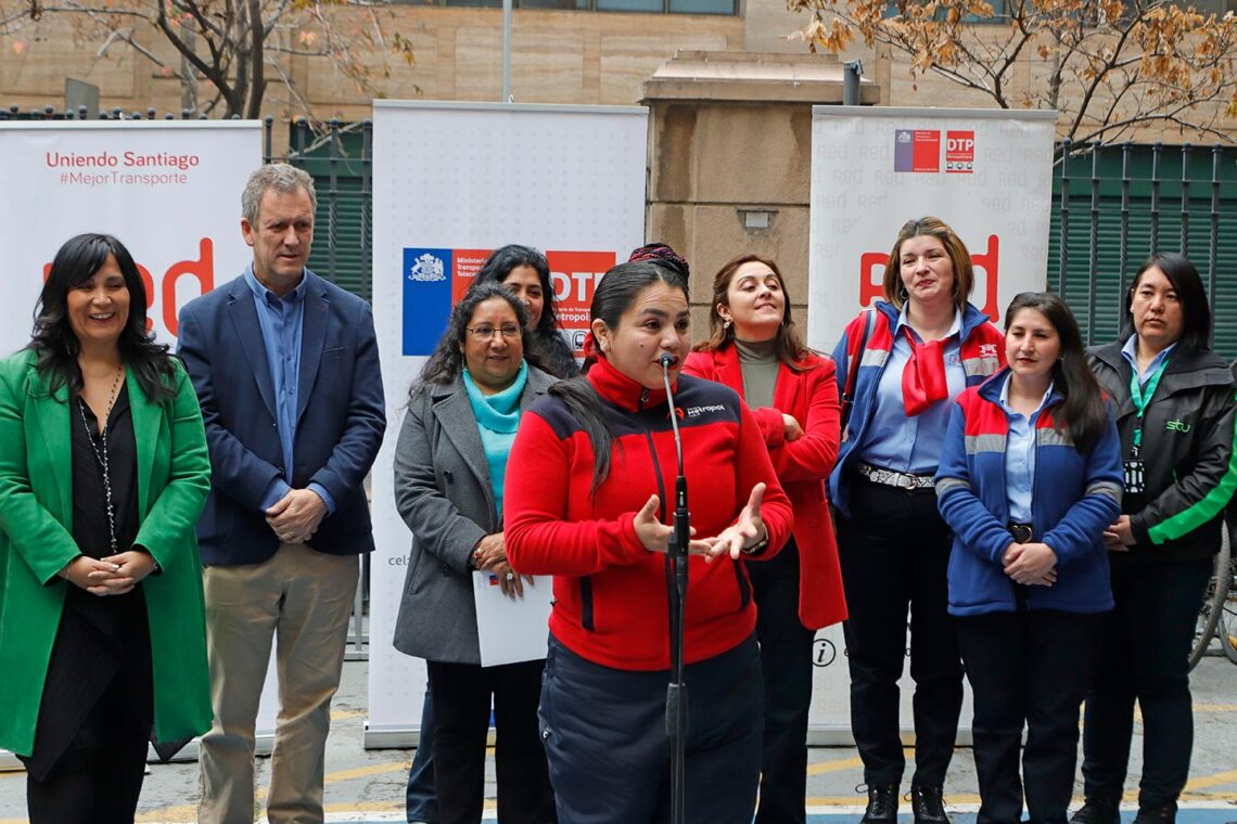 Histórico aumento de conductoras de buses del transporte público en Santiago
