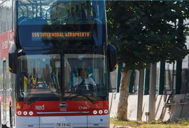 Más de 3 millones de pasajeros han viajado al aeropuerto de Santiago en buses Red